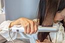 120度の低温でもしっかりクセが伸びる&カールが作れる“風で冷やす”ストレートアイロン