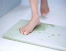 お風呂上がりの足裏サラリ! 吸水性バツグンの珪藻土マット