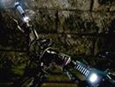 自転車の夜間走行をより安全に!真横から光を放つLEDグリップ
