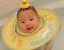 0歳児から“プレスイミング”を体験できるベビー用浮き輪