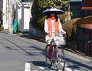 【朗報】手ぶらで差せる革命的な日傘が誕生!