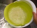 傾けるだけでサッと水切り! ザルとボウルが合体したよ
