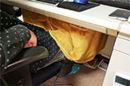 デスクの裏にピタッと貼るだけ! 自分だけのミニコタツ完成