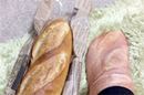 パン好きは足元から? 足がフランスパンになる靴下を発見