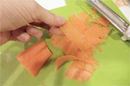 サラダが華やかに! 野菜を“ワッフルカット”できるスゴ技ピーラー