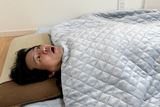 “布団は重いほうがよく眠れる”ってホント？ 寝比べると驚きの結果に！