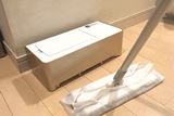 掃除機いらず!? フロアワイパーで集めたゴミは“電気ちりとり”で回収！