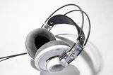 “澪ホン”復活！？ 再発売されたAKG「K701」を、オーストリア製と比較する