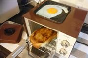 朝食はこれ1台！ パンと同時に目玉焼きを作れる珍トースター