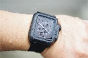 Apple WatchhdlɁI [100m܂OKȖG̃P[X