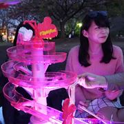 ナイトプール仕様の流しそうめんマシンで、非パリピ女子が夜桜ガールズパーティーを開催した