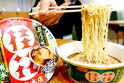 カップ麺VSお店のラーメン、熊本ラーメン「桂花」をコラボカップ麺はどこまで再現した？
