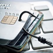 クレジットカードは現金を持ち歩くよりも安全？ 専門家が解説！