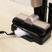 アイリスオーヤマの新アイデア家電は“静電モップ”付属のコードレススティック掃除機