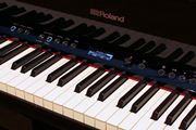 大聖堂からジャズクラブまで！ ローランドの電子ピアノ「LX700」は“演奏空間”も再現する