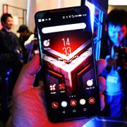 Q[ɓŋX}z{㗤I ASUS̃Q[~OX}zuROG Phonev