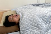 “布団は重いほうがよく眠れる”ってホント？ 寝比べると驚きの結果に！