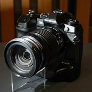  gǐ^񒆁h̃v~[XI IpXuOM-D E-M1XvɐGĂ