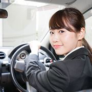 初めての自動車保険ガイド。必要な5つの補償と、役立つ4つの特約を紹介