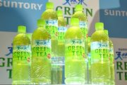 若者のための「ストレスフリーな緑茶」誕生！ 「サントリー天然水」ブランドから
