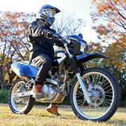 操るおもしろさにハマる！ カワサキのオフロードバイク「KLX230」の魅力を語らせてくれ!!