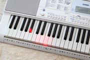 「らくらくモード」なら誰でも演奏できちゃう！ カシオ「鍵盤が光るキーボード」の魅力再発見
