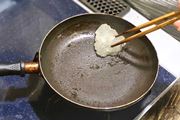 “油だけを吸う”魔法の素材「ベルサイユのわた」がキッチンで大活躍！