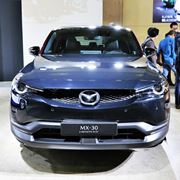 `̃[^[GWdfɓځI uMX-30 e-SKYACTIV R-EVv{J
