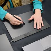 R̃y^uuWacom Intuos Prov8NԂɃj[AI  y{̂啝i
