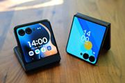 Galaxyとmotorolaの最新折りたたみスマホ比較!