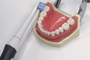 ヘッドが傾いたオムロンの音波式電動歯ブラシなら、奥歯の奥に届く！