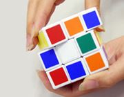 6面とも色を揃えると中身を取り出せる、キューブ型の収納パズル