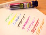  “多色ボールペン”感覚で、8色を使い分けられる「クレヨン」
