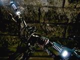 自転車の夜間走行をより安全に！真横から光を放つLEDグリップ