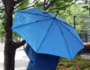 発想の逆転！ 雨に濡れた面が内側にたためちゃう傘
