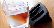 グラスの中に “斜めの氷”。お酒の香りが引き立つ特殊グラス