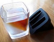 グラスの中に “斜めの氷”。お酒の香りが引き立つ特殊グラス