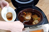 ご飯とおかずが同時に作れる炊飯器「tacook」で煮込みハンバーグやってみた【動画】