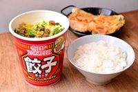 日清食品「カップヌードル 餃子」は本当に白飯に合う!? ド定番の冷凍餃子とも食べ比べ