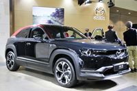 `̃[^[GWdfɓځI uMX-30 e-SKYACTIV R-EVv{J