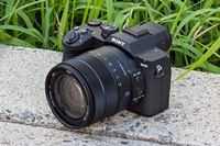 �u�T�C�o�[�V���b�g RX10 V�v�O�ꃌ�r���[�I �O���f���uRX10 IV�v���牽���ς�����H