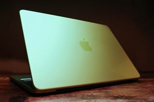 �uMacBook Neo�v���@���r���[�B99,800�~�Ŏ�ɓ���A�b�v���̐V���ȓ���@