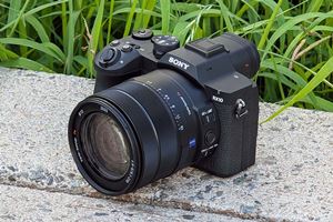 �u�T�C�o�[�V���b�g RX10 V�v�O�ꃌ�r���[�I �O���f�����牽���ς�����H