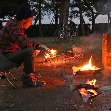 踊るように燃える 二次燃焼のキレイな炎に魅了される焚き火台 めちゃもえファイヤー 価格 Comマガジン