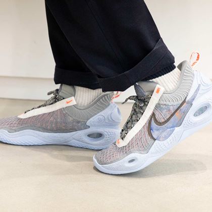 ヒモが自動で締まるバッシュ ナイキ アダプトbb 37 800円で日本発売 価格 Comマガジン