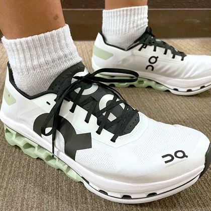 悪天候でも問題なし Onのベストセラー クラウド が防水仕様に 価格 Comマガジン