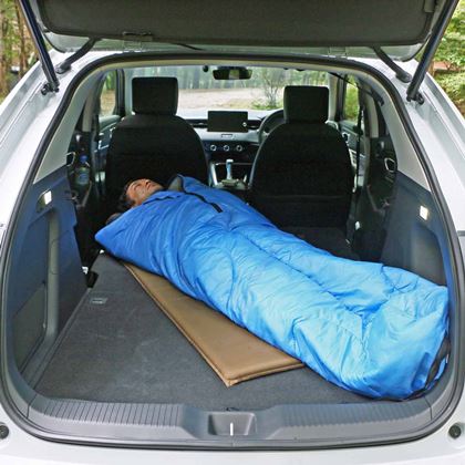 車内で寝転んだ写真付き 快適な車中泊ができる自動車はコレだ 価格 Comマガジン