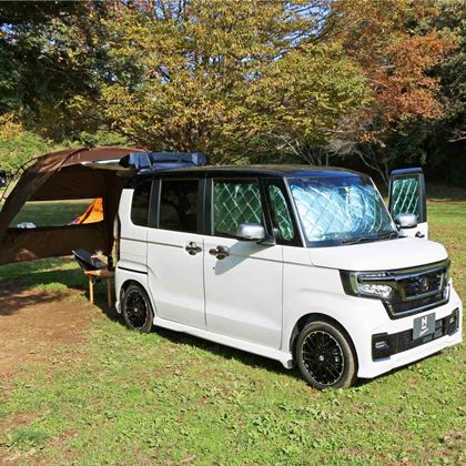 車内で寝転んだ写真付き 快適な車中泊ができる自動車はコレだ 価格 Comマガジン