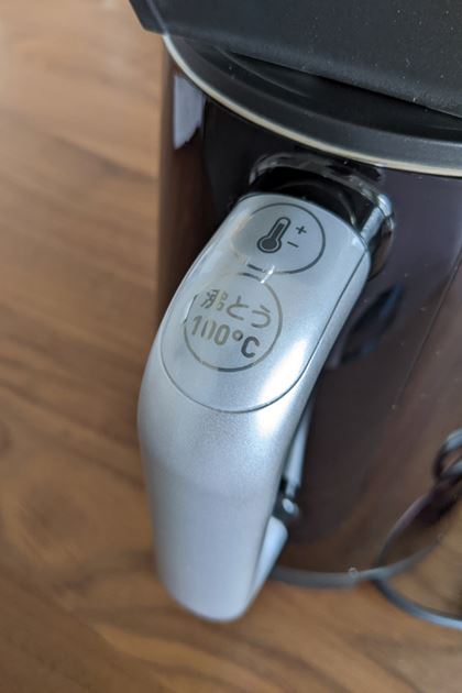 ̏㕔Ƀ{^2Ă܂Bʐ^ĎÕ{^100̕{^Ã|bgɋ߂xݒ{^ƂȂĂAxݒ{^xƂŐݒ艷x؂ւ܂BȂ݂ɂƕۉ[hi60jɐ؂ւ܂