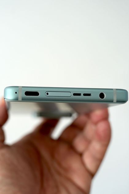 USBڑ͒ꕔ̒ł͂ȂɂBwbhz[q̖͂ʂɔzuĂ